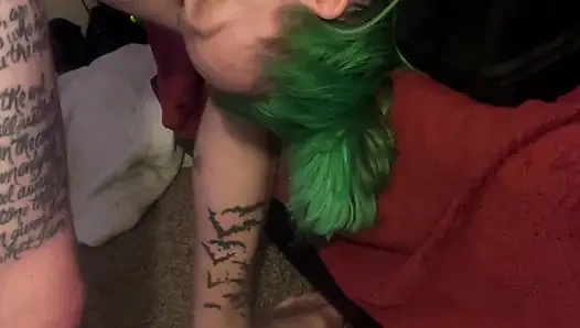 Süßes mädchen amber green wird ins gesicht gefickt