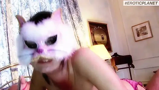 Кошка лижет сперму - Две крошки