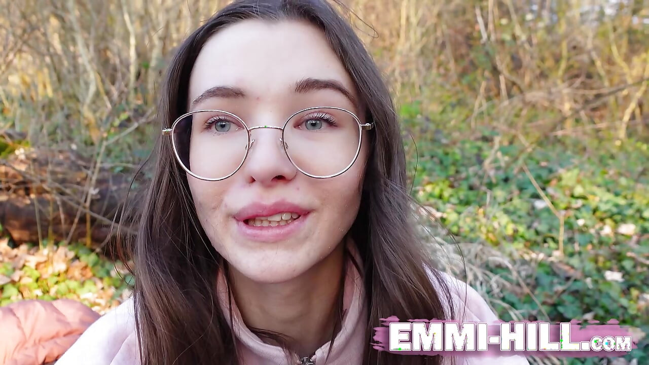 Skinny girl slap her ass outdoor!