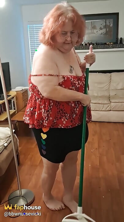 大美女护士Vicki决定权衡自己