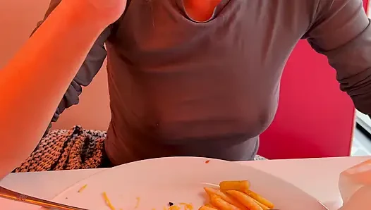 Makan siang di restoran dengan baju atasan yang benar-benar kencang mengekspos putingku yang ditindik dan payudara seksi