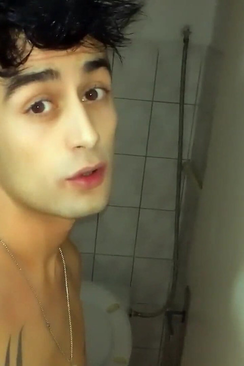 Twink riskli umumi tuvalette yarak sıvazlıyor ve işgal edilmiş kulübeye boşalıyor