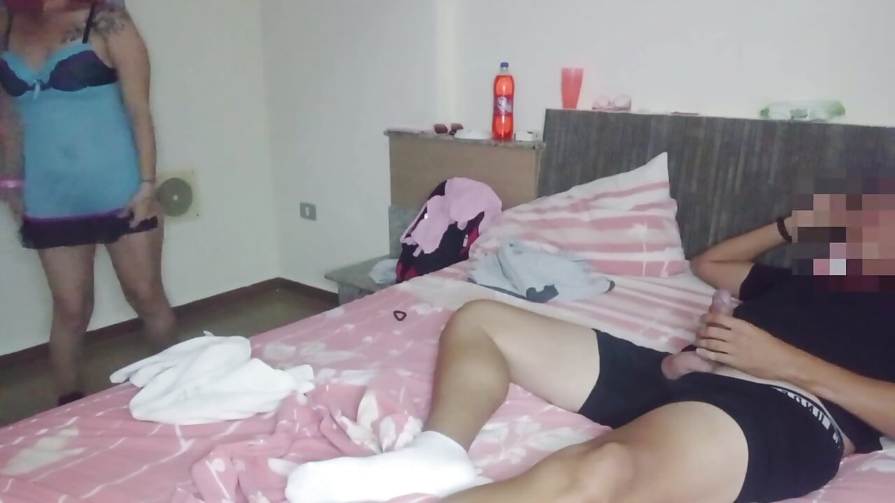 Eu tenho um emprego de empregada e meu chefe me fodeu