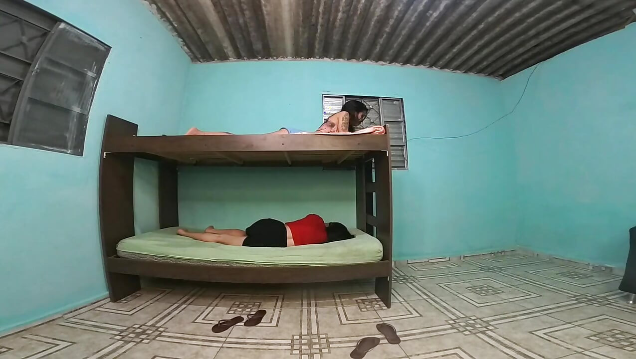 Árulás az emeletes ágyban, barátnő az emeleten, barát a földszinten, barát a házasságtörés közepén