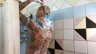 Un jeune mec sous la douche, grosse bite sexy