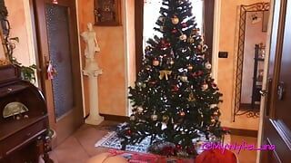 Stiefmoeder Christmas bereidt de boom voor