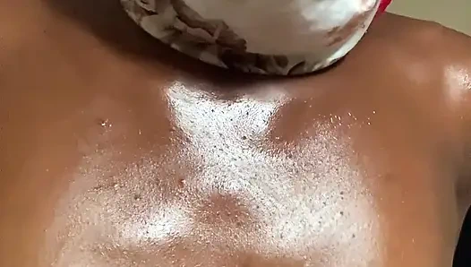 Heißes zierliches teen browngurl234 genießt sinnlichen moment, der ihre möpse streichelt