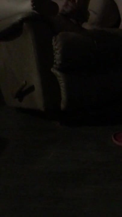 Žena isprobava novi vibrator