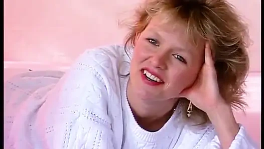 Sevimli sarışın piliç amını büyük bir dildoyla doldurmanın tadını çıkarıyor