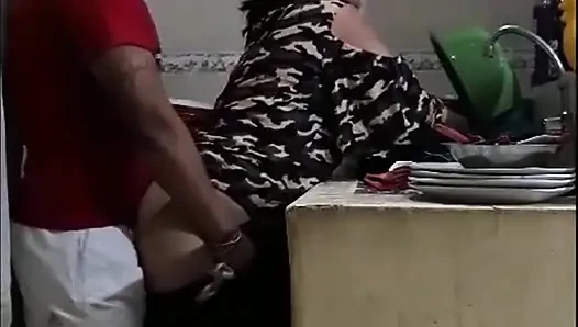 Angestellte beim geschirrwaschen gefickt - meine frau hat uns fast erwischt