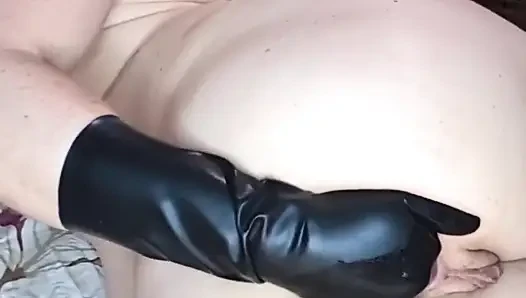 Fisting pantatku pakai sarung tangan lateks
