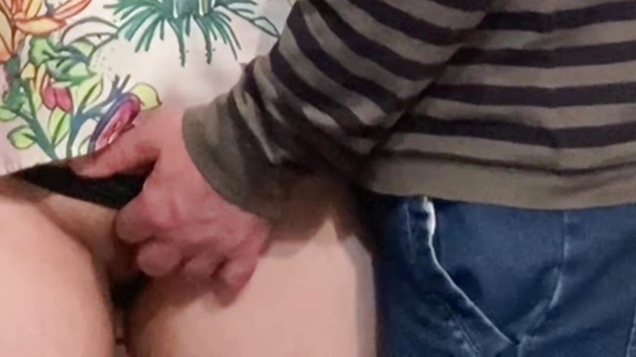 Dit meisje liet me in het openbaar over haar poesje wrijven