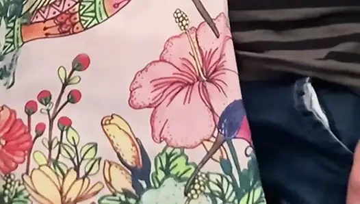 Gadis ini ngebiarkan aku ngusap memeknya di depan umum