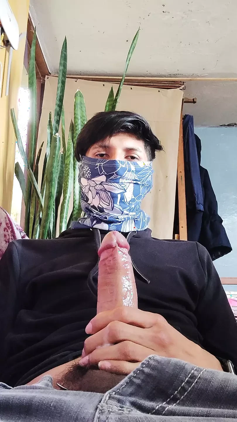 Masturbiram svoj kurac i zavrљim svrљavajuжi, sa pornografijom.