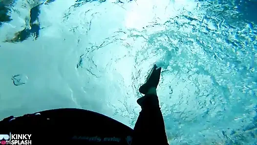 Бондаж мокрого костюма русалки, скользкий изврасти бассейна с финиками, веревкой и глубоким дайвингом