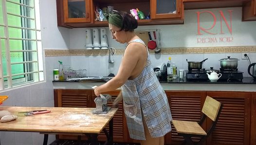 Hora de Ravioli! cozinhar nua. regina noir, uma cozinheira nudista no resort de nudismo empregada nua. dona de casa nua. provocação