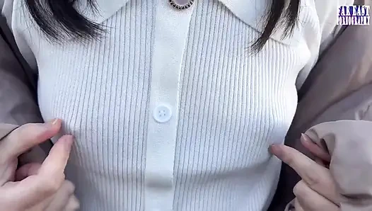 Kalabalık gözlerin dik uçlarında ateşli, sıkı bir tepenin ateşlendiği çıplak meme yürüyüşü faz.3