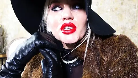 Kürk manto ve deri eldivenler giyen femme fatale