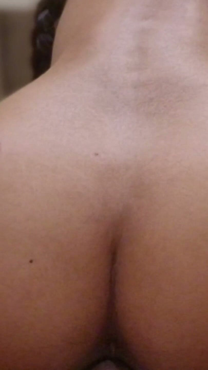 Le chupé las tetas a mami y también la cogí | Clip 3