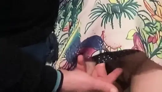 Betrügende ehefrau masturbiert in einer überfüllten u-bahn