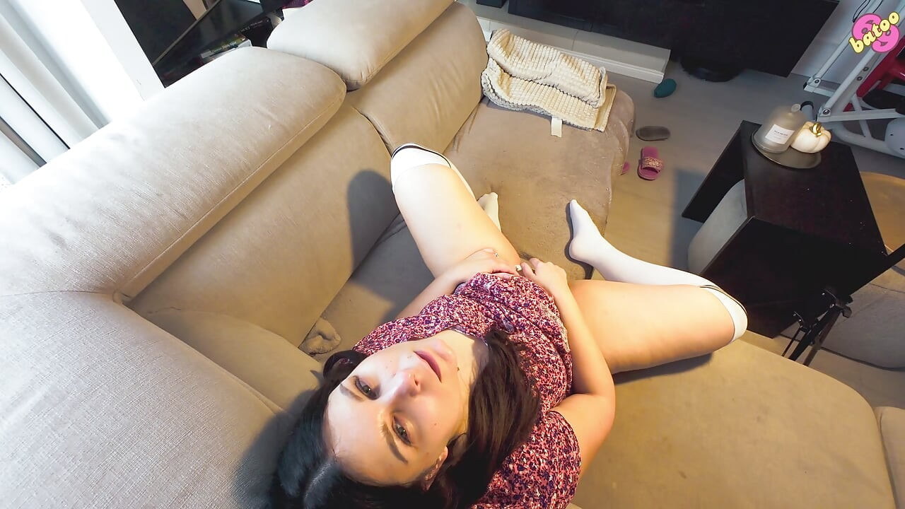 热辣熟女独自在沙发上自慰