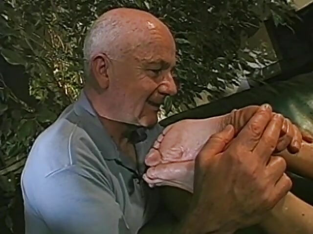 Pepek vintaj tua dan muda mengongkek zakar besar menghisap bertiga