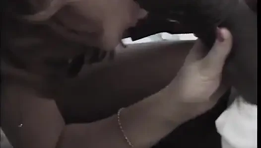 Seksi esmer sürtük sakso çekiyor ve yatakta sert siyah bir yarak alıyor