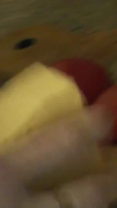 Momento poderoso de "Sexy MILF continua cozinhando nua sem calcinha e sutiã em negligee vermelho transparente. Grande"
