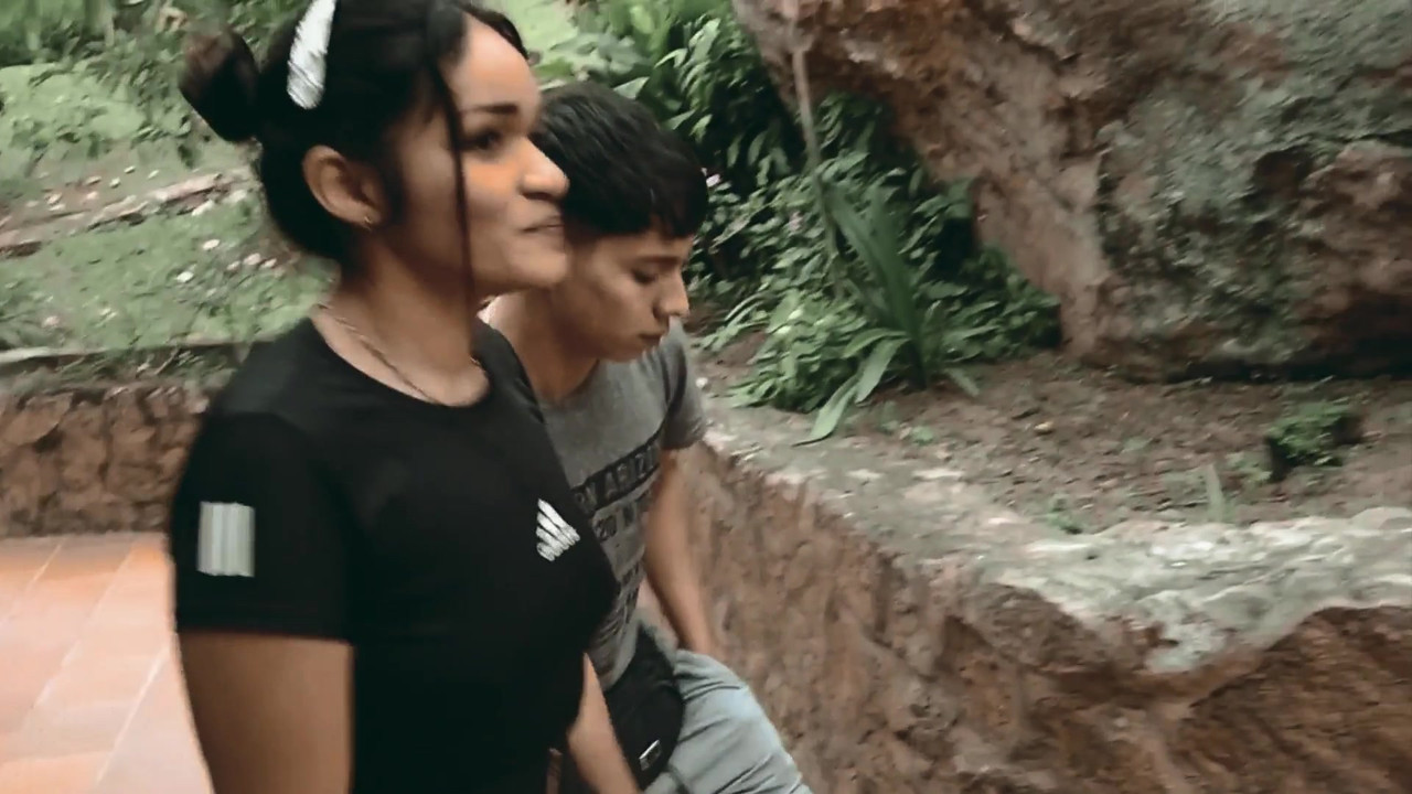 饥渴的拉丁大屁股操她的瑜伽教练 - 胖美女