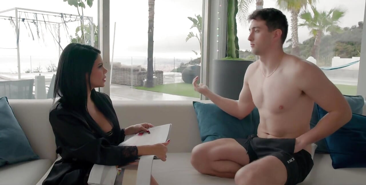 Ik ging naar het huis van mijn beste vriend, maar ik werd begroet door zijn stiefmoeder in lingerie - Kesha Ortega