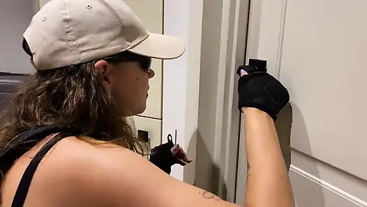 Ateşli işgalci beni soymaya çalıştığı için cezalandırıldı! Onu sik ve dölümle beslen