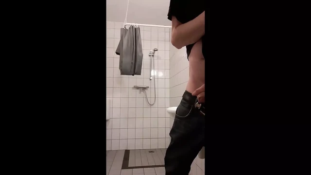 Love the way of playing and handjob with MeMySelfAndMyOwn till cumshot