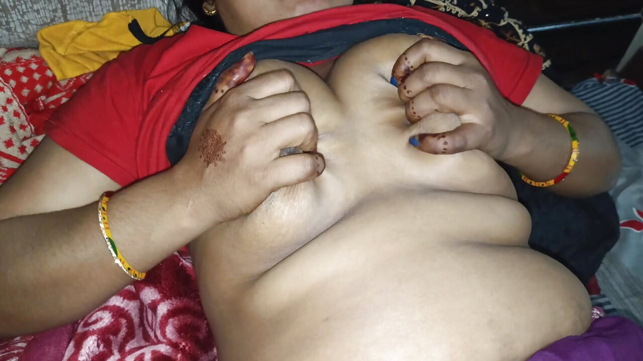 Pinky Bhabhi put a finger in her pussy and drained the water