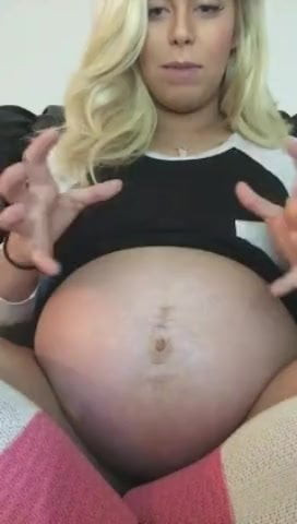 Amateur Pregnant Babe Show Big Belly -Deviant-