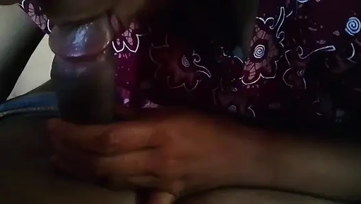 Tamil köylü kızı kocasının penisini emiyor ve bundan hoşlanıyor