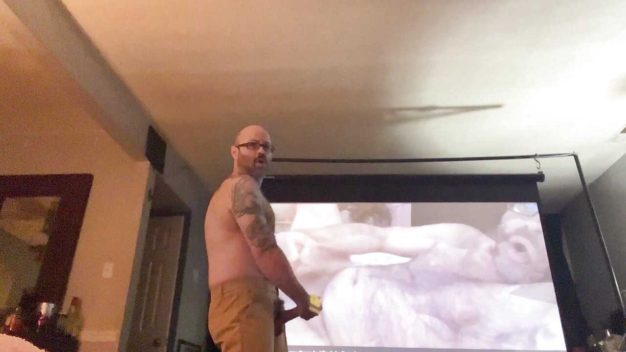 Papi wichst, während du sein video mit dir angucke
