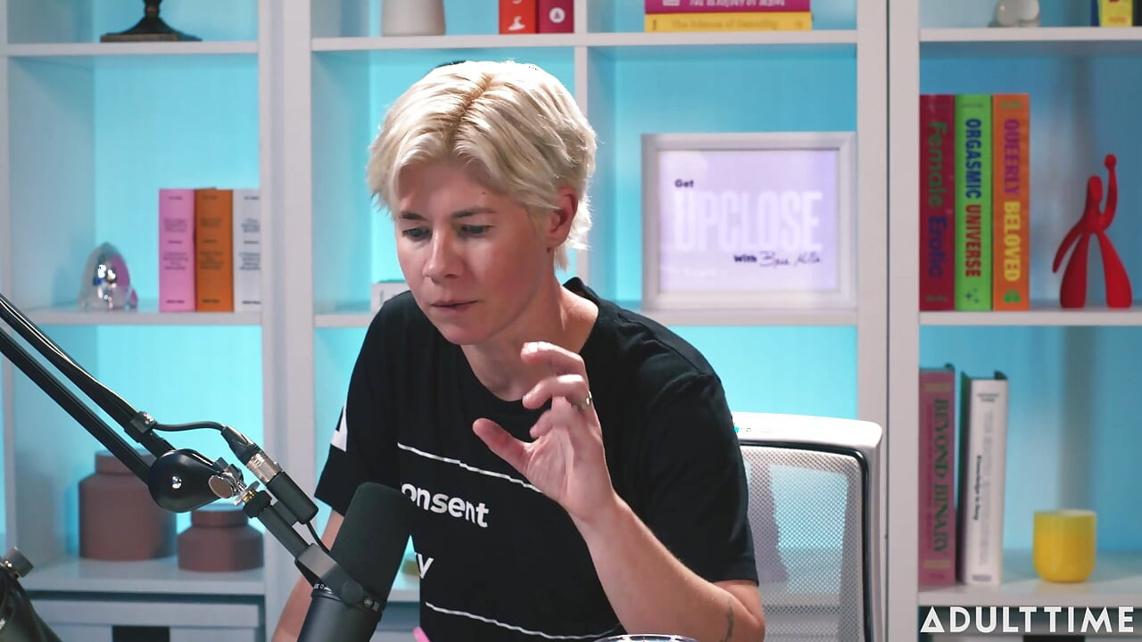 Lilly Bell Exhibitionism, Sexting, & Empowerment | the Adult Time Podcast