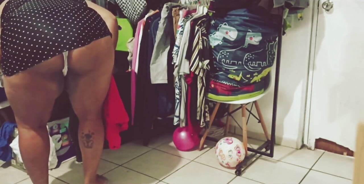 Mexicana gordita grandota limpiando la habitación
