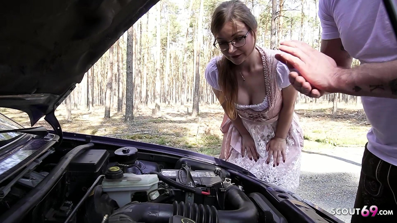 娇小的德国眼镜女孩tinyemily给陌生人啪，以帮助车故障
