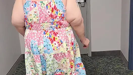 Шаловливая скачет на лифте, застукали ли ее?