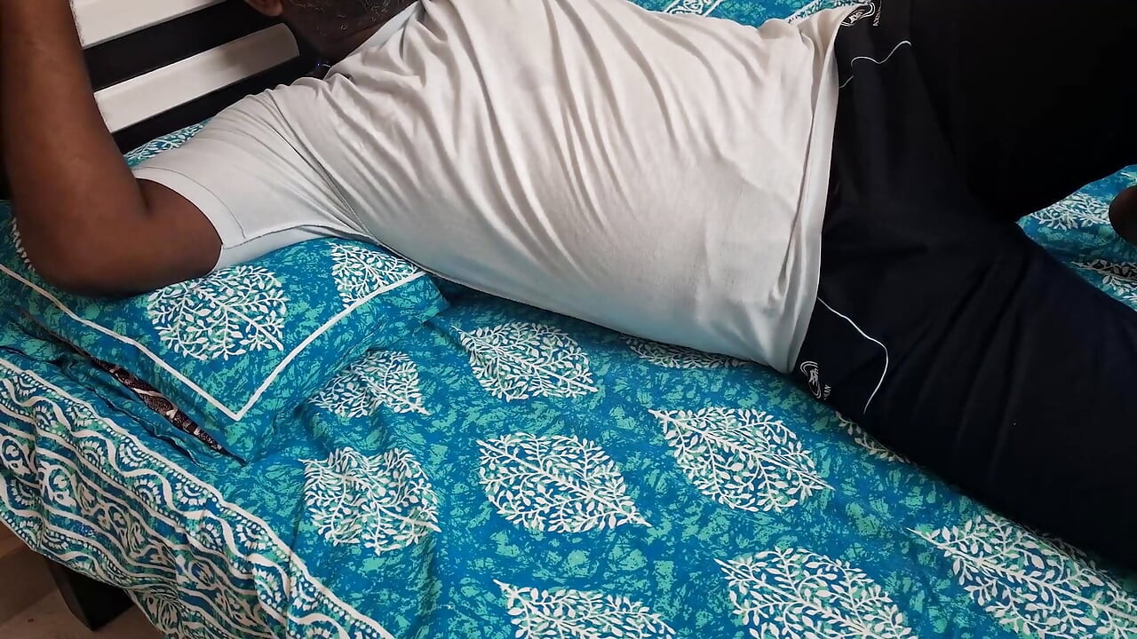 Adik tiri panas dan abang tiri mengongkek antara satu sama lain