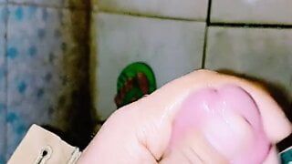 Massaggio in bagno con cazzo arrapato