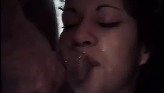 Brünettes küken mit wunderschönen titten wird mit zwei dongs im bett hardcore gefickt