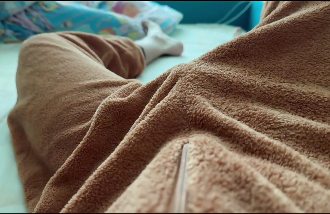 Geyik kostümü giymiş Noel çocuğu mastürbasyon yapıyor