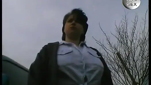 Mollige MILF-hure befriedigt ihre muschi im auto