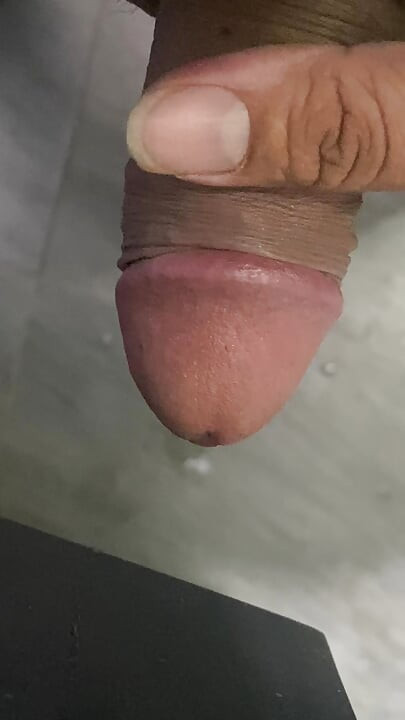 În baie era un pula care făcea erecție, știind doar să îndure, fără să poată face ceva