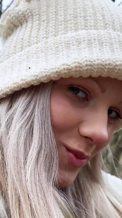 Forest Fox muestra sus pies y se masturba en la naturaleza!
