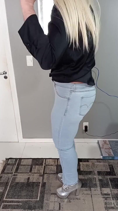 Minha bunda grande vestindo micro biquíni!