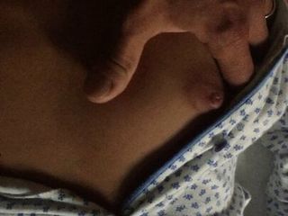 Caresse et déshabillage de sa femme pendant qu&#39;elle est sur le lit, montrant ses seins
