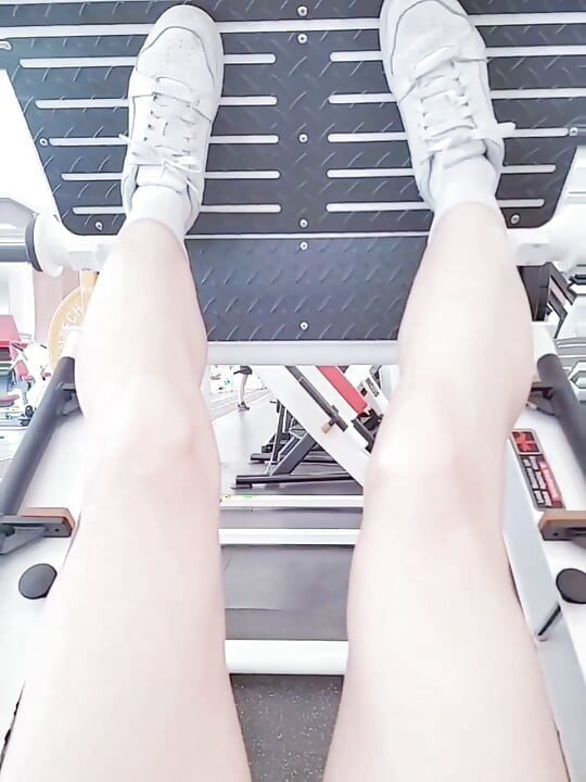 Femboy de polla grande se corre a chorros en la sauna pública después de entrenar en el gimnasio